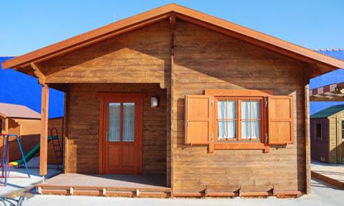 Casa din lemn mica si ieftina cu 2 dormitoare - proiect si imagini