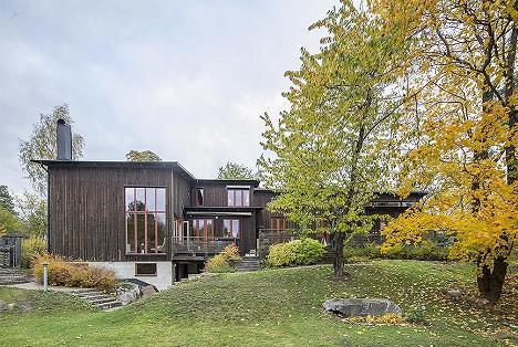 In armonie cu natura: casa din lemn de pin cu interioare luminoase