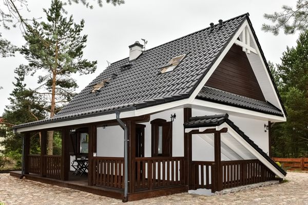 Casa traditionala mica, cu pivnita, terasa si podul amenajat - proiect si imagini
