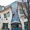 The Crooked House/Casa stramba