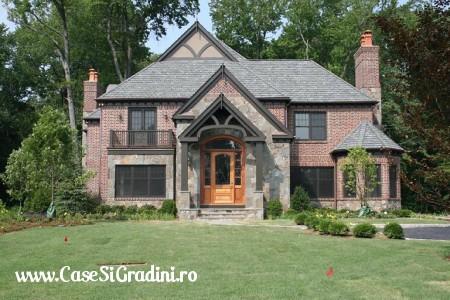 Casa stil Tudor cu fatada din caramida