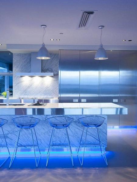 Bucatarie futurista iluminata cu lumina albastruie