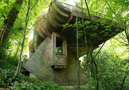 Casa construita pe o panta abrupta