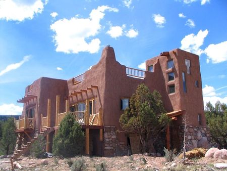 Casa construita cu materiale naturale