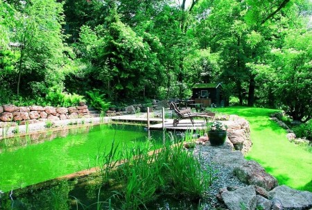 Decor rustic cu piscina naturala