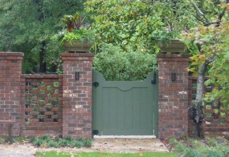 Gard din caramida, perfect pentru gradinile englezesti