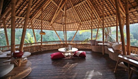 Terasa casa din bambus, Satul Verde