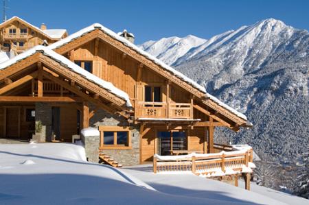 Cabana montana de ski construita din lemn si piatra