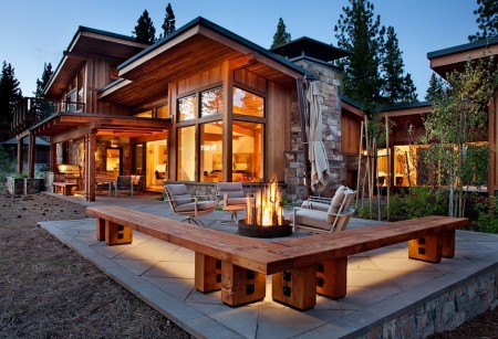 O casa moderna realizata cu cele mai traditionale materiale de constructie: lemnul si piatra