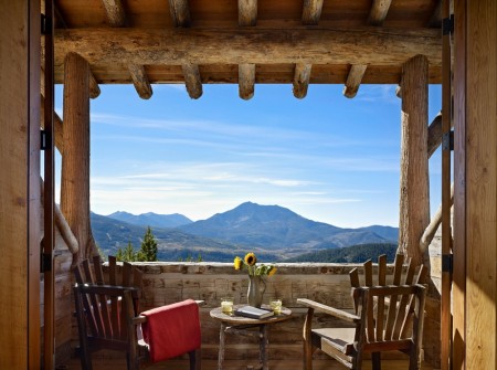 Panorama superba de pe veranda unei cabane din lemn masiv