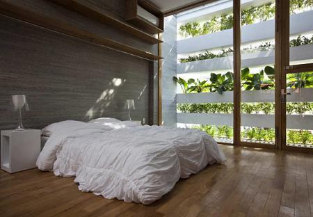 Dormitor umbrit de vegetatie pe balcon
