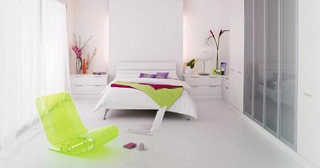 Dormitor in totalitate alb cu accesorii care au culori fresh