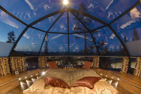 Dormitor intr-un iglu cu peretii din sticla