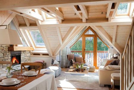 Living casa lemn cu mansarda