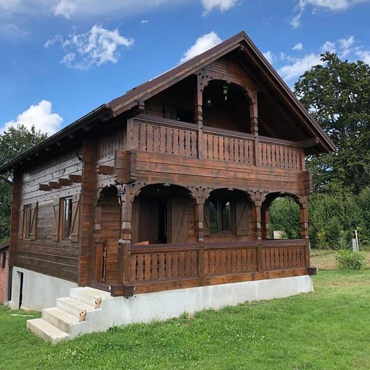 CASE DIN LEMN MASIV CU PRIDVOR SI BALCON, LA CHEIE