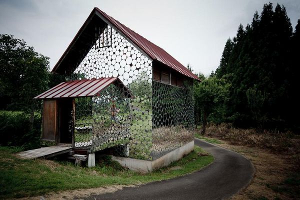 Casa acoperita de oglinzi circulare