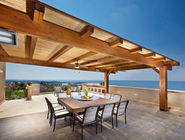 Pergola acoperita cu trestie