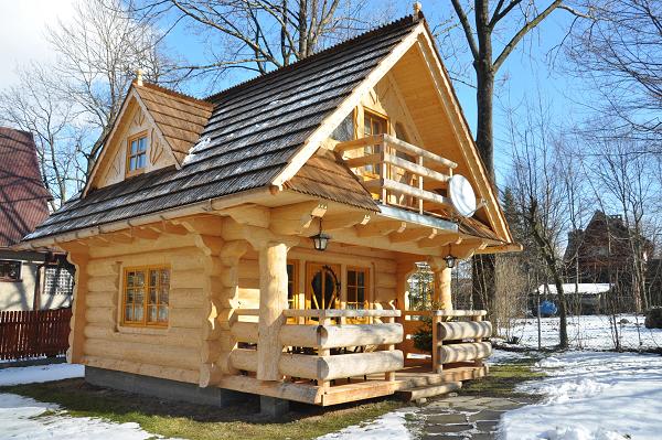 Casa mica din busteni rotunzi si semirotunzi - exterior