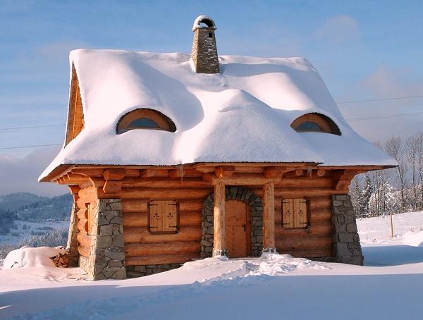 Casa mica din busteni rotunzi si semirotunzi - exterior