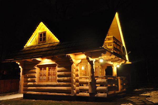 Casa mica din busteni rotunzi si semirotunzi - exterior