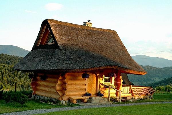 Casa mica din busteni rotunzi si semirotunzi - exterior