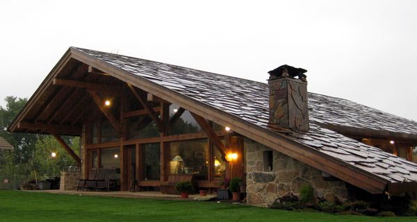 Casa acoperis piatra, seara