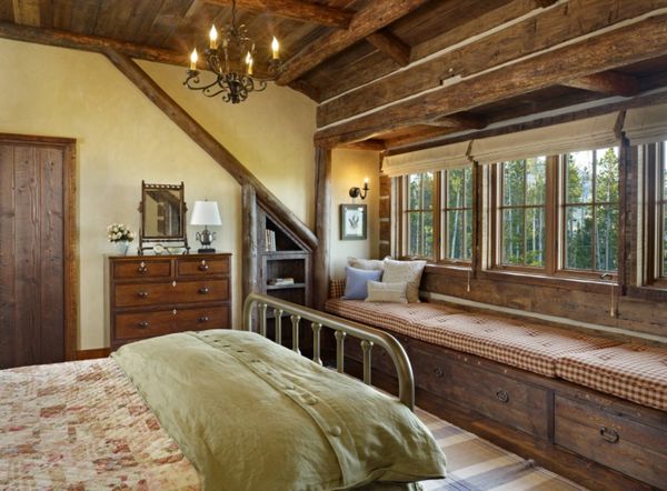 Dormitor lemn cu bancuta sub geam