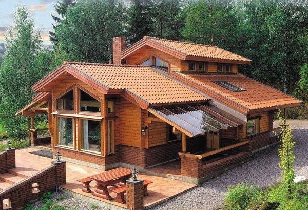 Casa din lemn masiv cu 3 dormitoare si terase acoperite - proiect si imagini