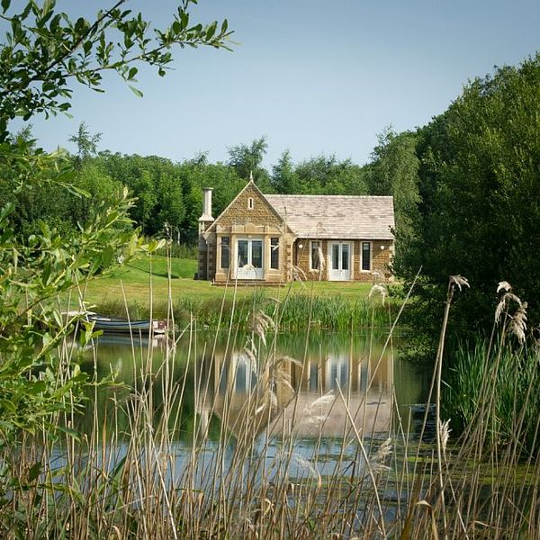 O casa de vacanta surprinzatoare construita pe malul lacului