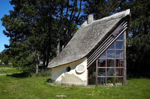 Casa ecologica solara cu acoperis din paie si pereti din lut