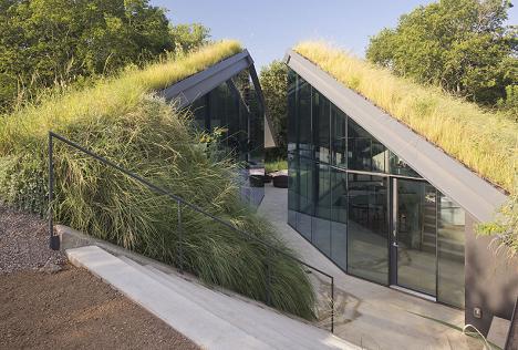 Ecologie si modernism: casa semiingropata cu pereti din sticla