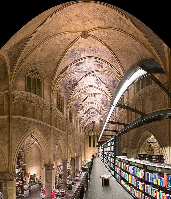 Transformari de vis: librarie moderna intr-o veche biserica gotica - Galerie foto