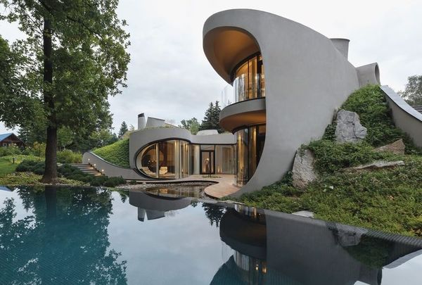 Arhitectura viitorului intr-o casa cu forme organice integrata in natura