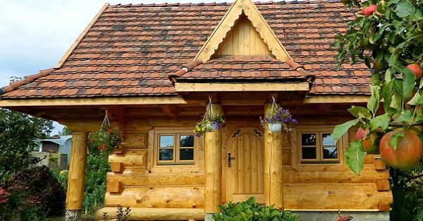 4 modele de case mici si frumoase din lemn rotund cu dormitoare la mansarda - proiecte si imagini