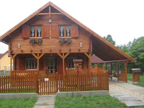 Case din lemn cu aplecatoare. O varianta ieftina de garaj sau terasa acoperita
