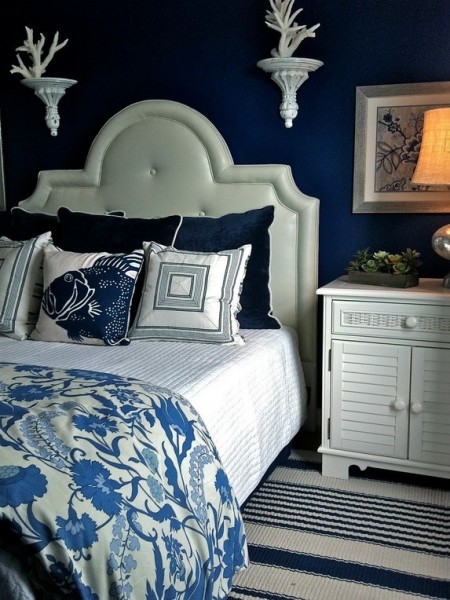 Alb-albastru in dormitor