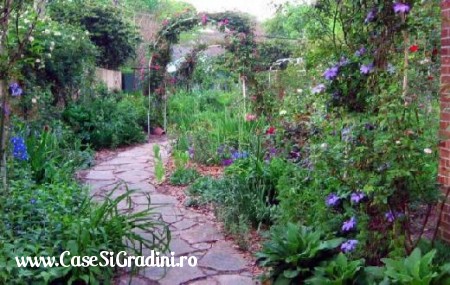 Poze Gradina de flori - alee-gradina-flori.jpg