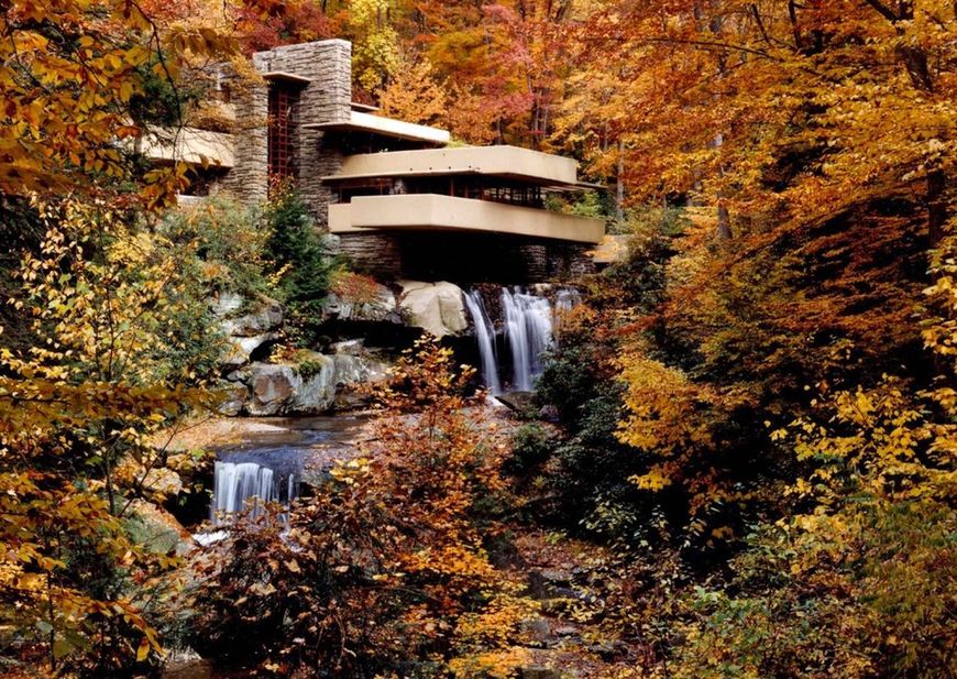 Casa Fallingwater proiectata de arhitectul Frank Lloyd Wright