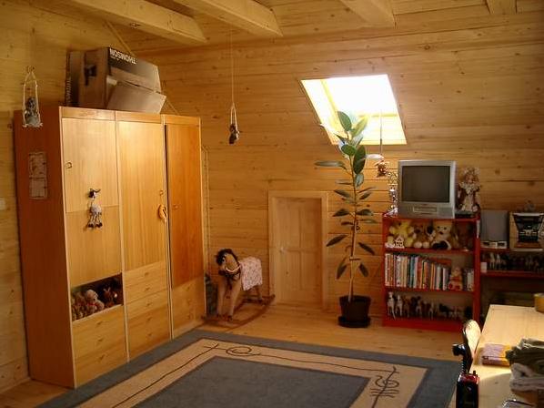 Camera pentru copii la mansarda unei case din lemn