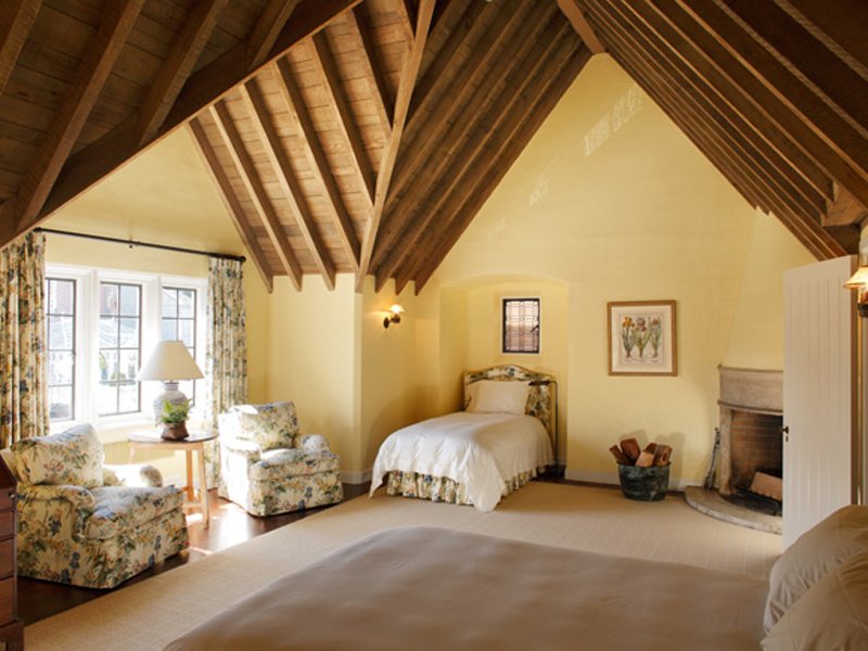 Dormitor la mansarda, cu nuante placute, aerisit si elegant