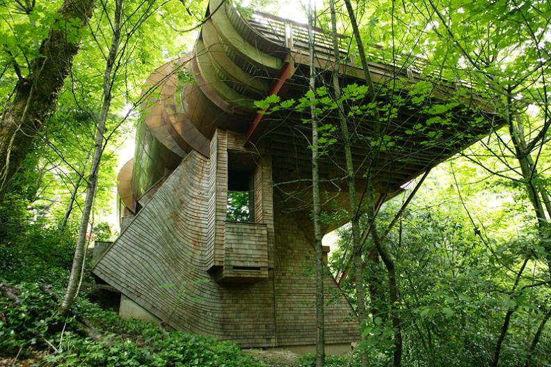 Casa construita pe o panta abrupta