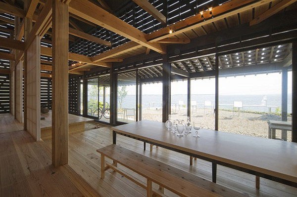 Sufragerie minimalista, cu multa lumina naturala si mult lemn