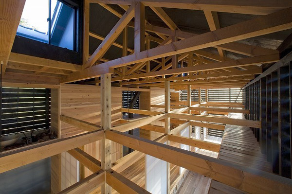 Casa cu grinzi de lemn la vedere