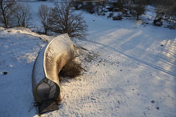 Casa cu pereti de lemn arcuiti, care se imbina in partea superioara, dupa modelul chilei unei nave