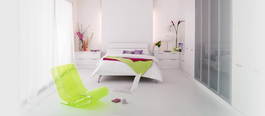 Dormitor in totalitate alb cu accesorii care au culori fresh
