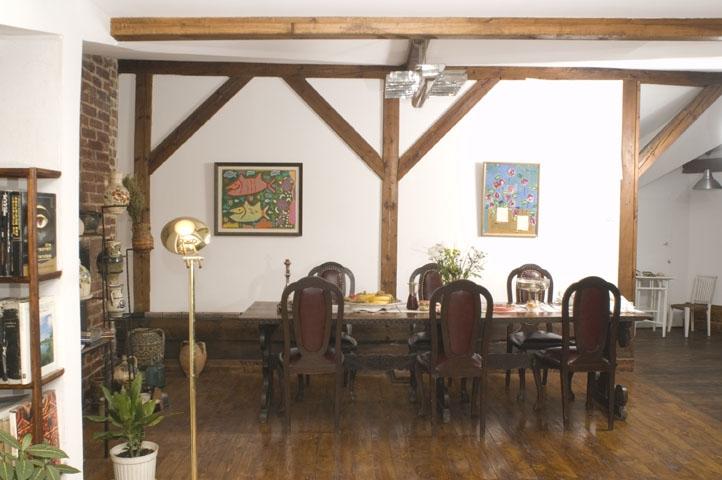Sufrageria unei locuinte amenajate in podul unei case vechi de peste 100 de ani din centrul Bucurest