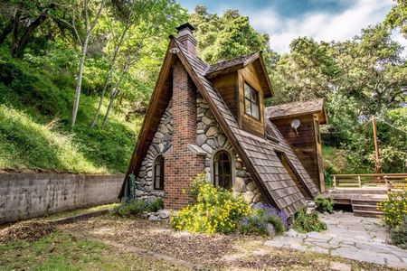 Casa de vacanta in forma literei A