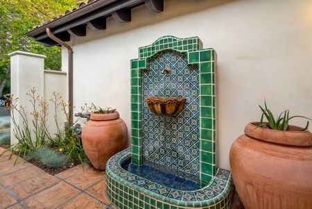 Poze Cascada si iaz - fantana-decorativa-casa-stil-mediteranean.jpg