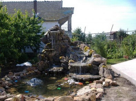Amenajare iaz decorativ de gradina si cascada