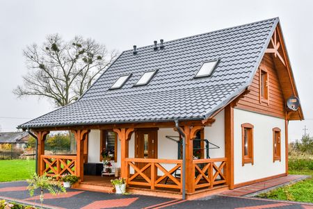 Casa cu terasa din lemn